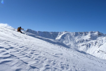 Off-piste skiin